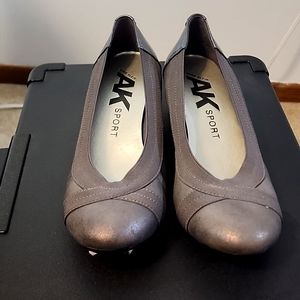 NWT Silverish Anne Klein Sport Shoes Size 7.